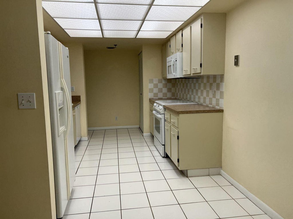 Photo of 955 Egret Circle #202, Delray Beach, FL 33444 (MLS # R11107310)
