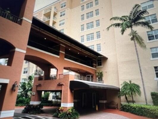 Luxury building with a full-time concierge, security and on-site manager with a very large, heated swimming pool, spa, a full gym, sauna, billiards room, business center and many other amenities. The property has its own washer/dryer, central A/C, dishwasher, built-in microwave and ceiling fans. Located along West Palm Beach's prestigious Flagler Drive. Enjoy the beautiful water view Sidewalk. Near to Palm Beach Airport, Outlets, Northwood Restaurants, City Place and Clematis Street and much more.