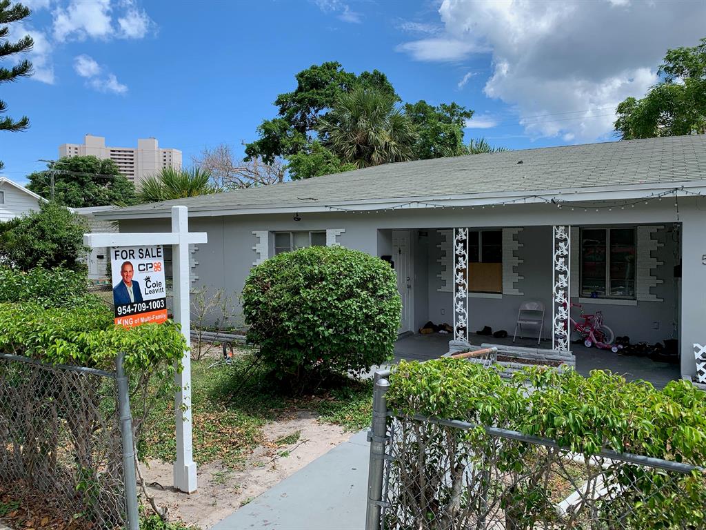 OPPORTUNITY ZONE! Calling all investors!Great Investment in HOT Northwood Historic area. Close to everything West Palm Beach has to offer. One block to intracoastal, sailing club, Gettler Park, Northwood shopping & eateries. Last of the affordable real estate in Palm Beach County!!! CASH COW!