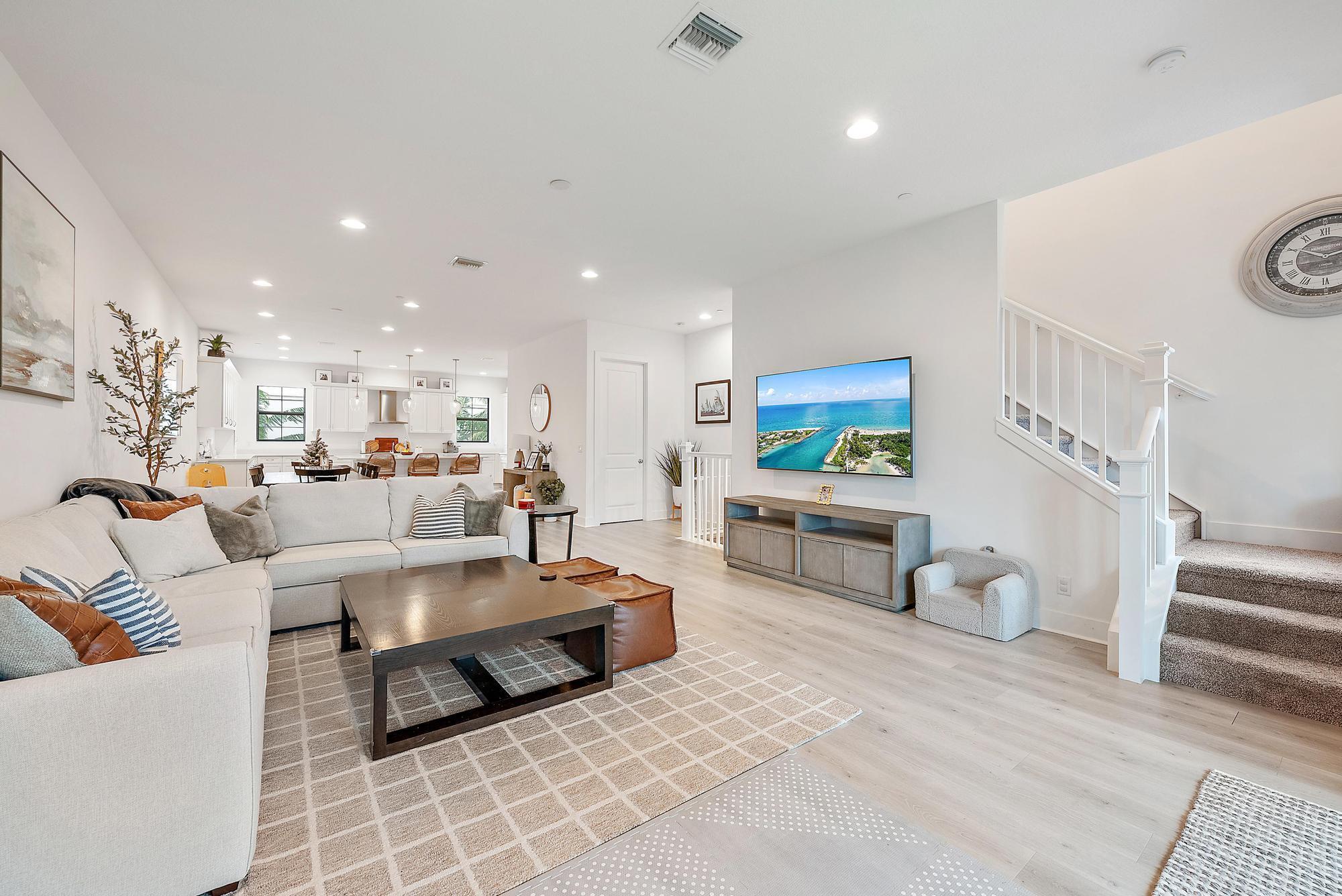 ALTON NEIGHBORHOOD 4 - Residential Lease