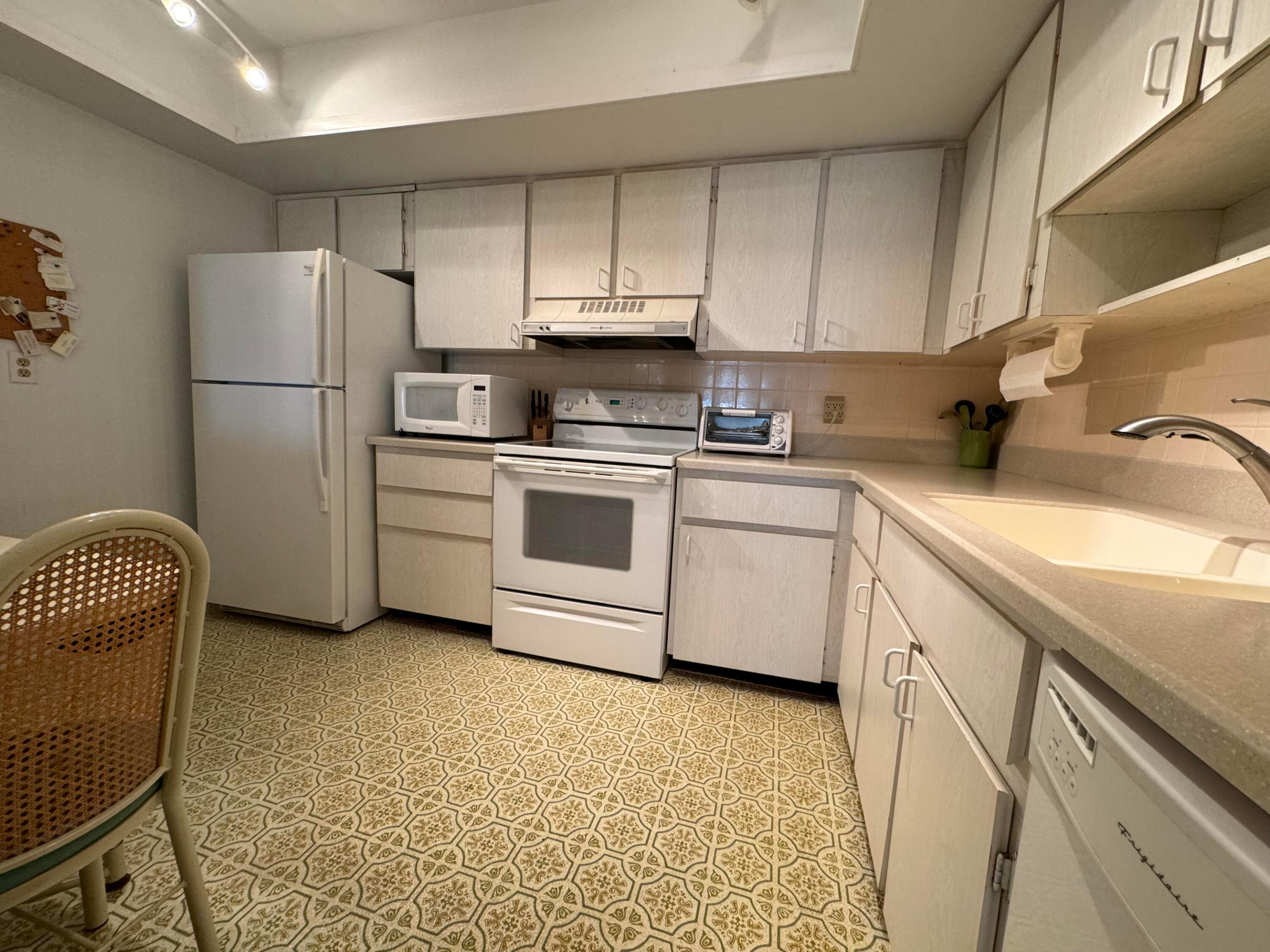 FOUR SEA SUNS CONDOMINIUM - Residential