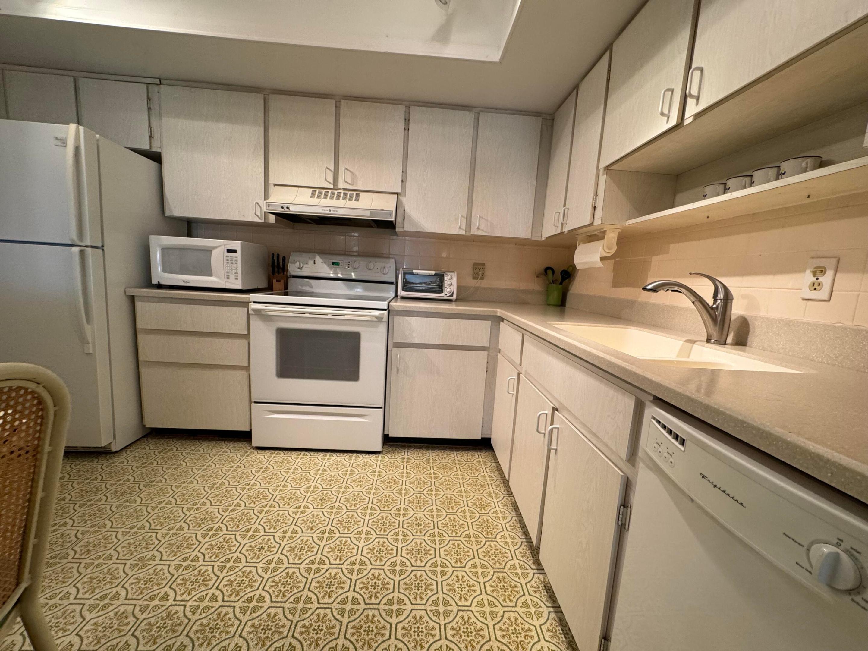 FOUR SEA SUNS CONDOMINIUM - Residential