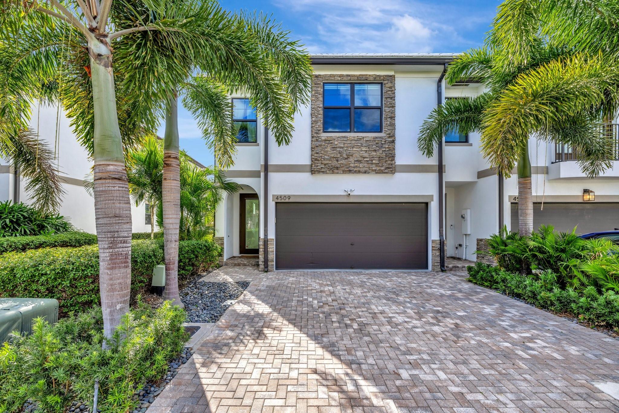 Step into contemporary living with this beautifully designed fee simple townhome, built in 2020, offering 1,986 sq ft of spacious comfort and style, 2 CAR GARAGE.
***Available September 1st-Furnished
Property Features:
Fully furnished with modern, high-quality pieces
3 bedrooms | 2.5 bathrooms
Open-concept kitchen with sleek cabinetry & stainless-steel appliances
In-unit washer & dryer
Attached garage + additional driveway space
Private patio perfect for relaxing or entertaining