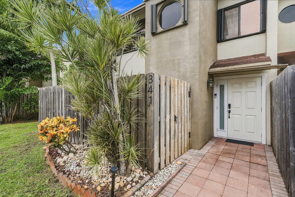 Photo of 341 City View Drive, Fort Lauderdale, FL 33311 (MLS # B26083596)