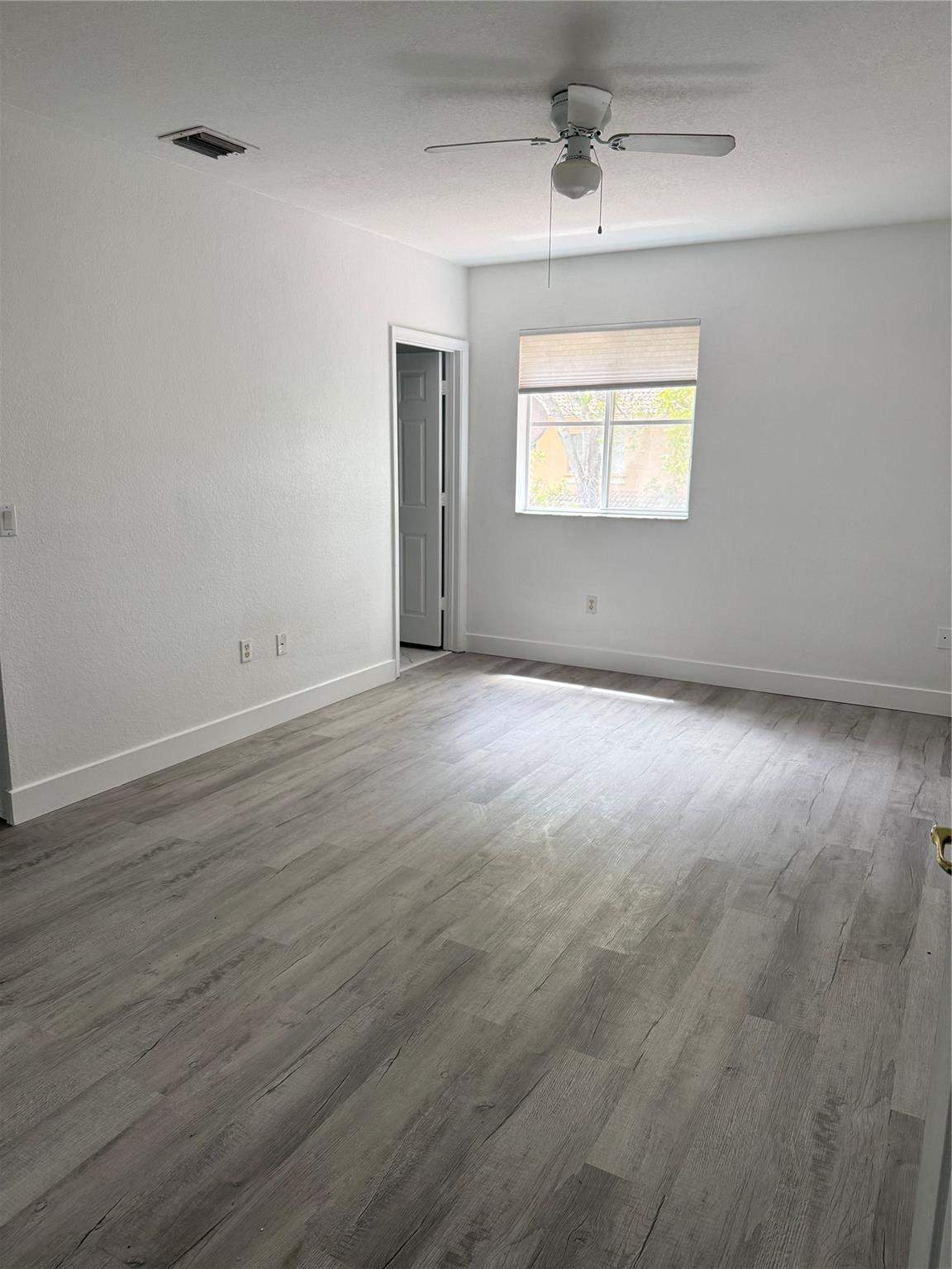 SHOWS GREAT, LARGE AND SPACIOUS 3 BEDROOM, 2.5 BATH TOWNHOUSE LOCATED IN GATED COMMUNITY. BEAUTIFUL BATHROOM, NEW FLOORING UPSTAIRS, OPEN FLOOR PLAN, FAMILY ROOM, NICE KITCHEN WITH SNACK BAR, CEILING FANS. COMMUNITY OFFERS A COMMUNITY POOL. LAMINATE UPSTAIRS, AND TILE DOWNSTAIRS.