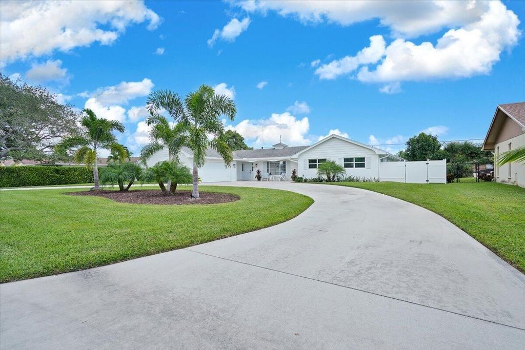 Photo of 76 W Fairview W, Tequesta, FL 33469 (MLS # B26026402)