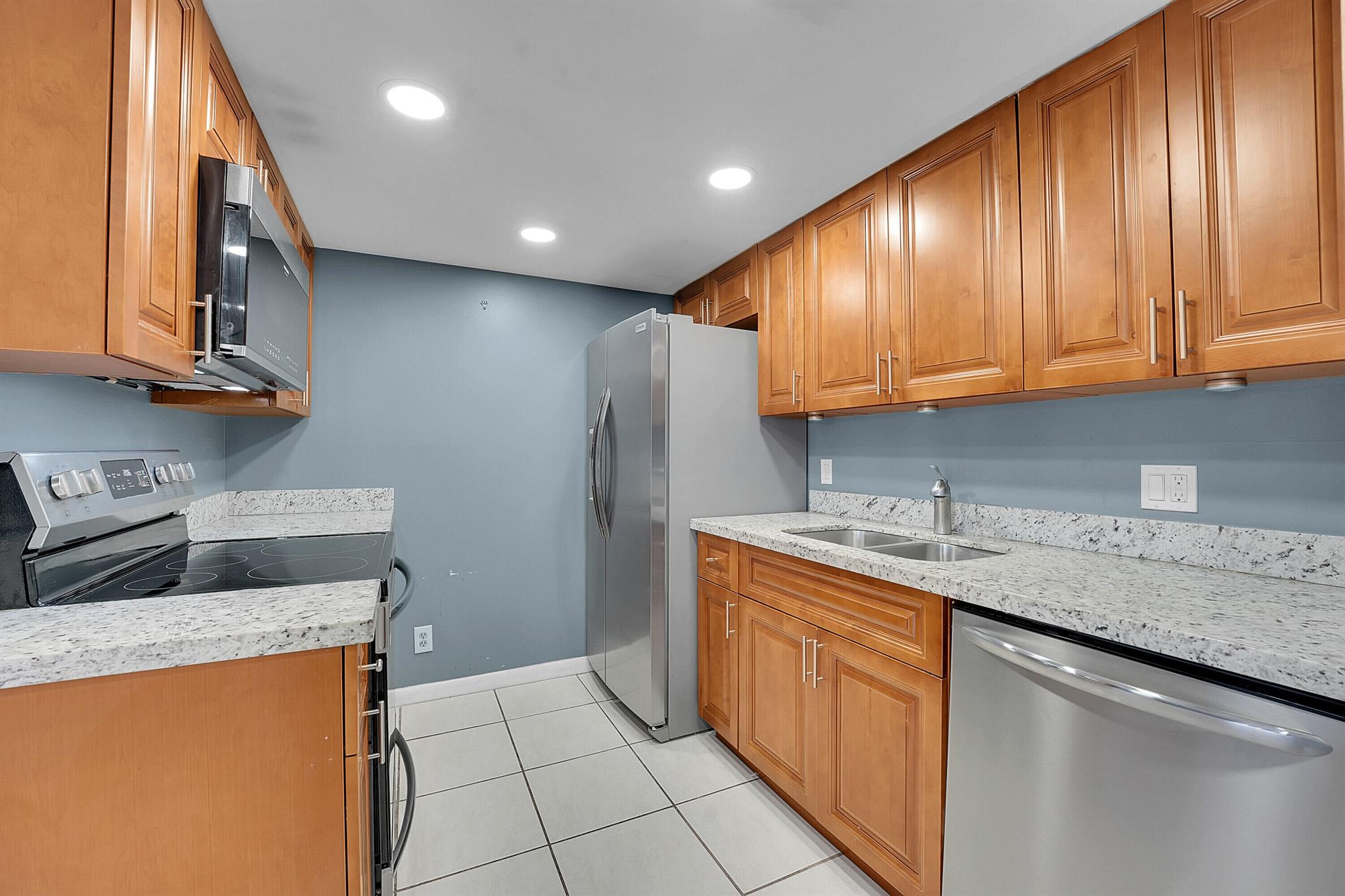 612 Executive Center Drive 106, West Palm Beach, FL, 33401/$240,000 4 612 Executive Center Drive 106