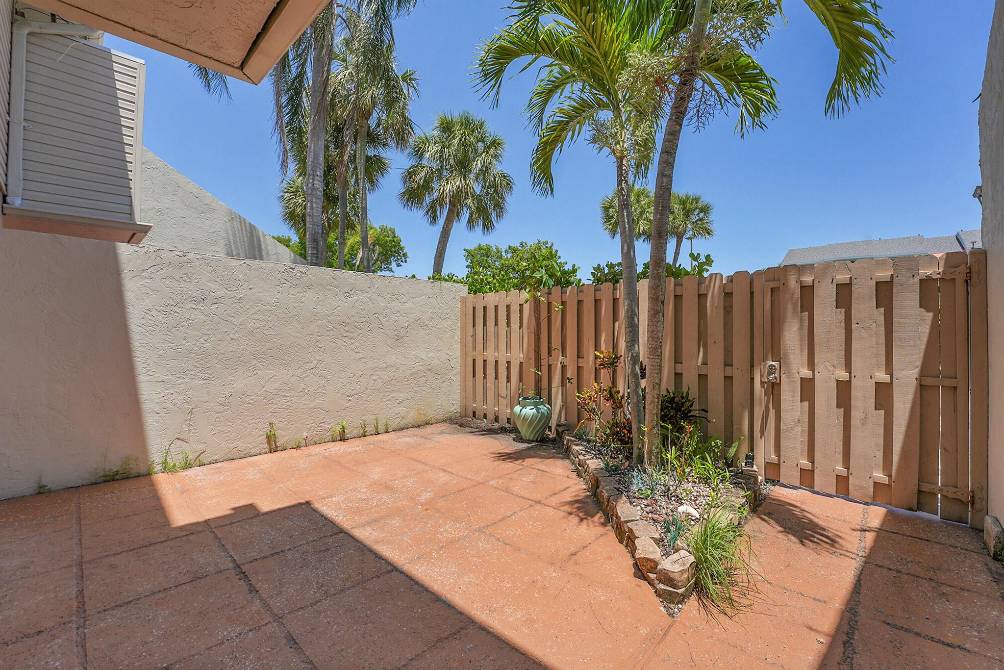 West Palm Beach, Florida 33401, United States, 2 Bedrooms Bedrooms, ,2 BathroomsBathrooms,Residential,Active,209682