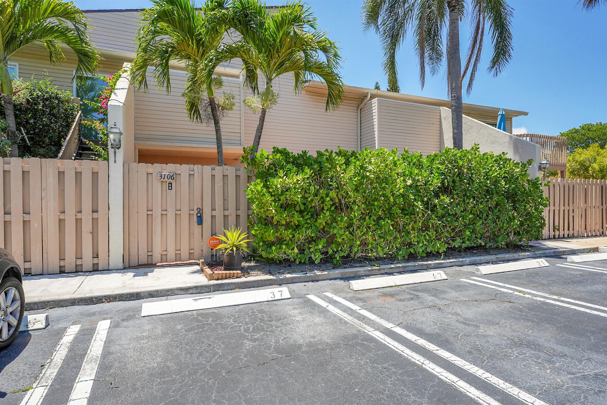 West Palm Beach, Florida 33401, United States, 2 Bedrooms Bedrooms, ,2 BathroomsBathrooms,Residential,Active,209682