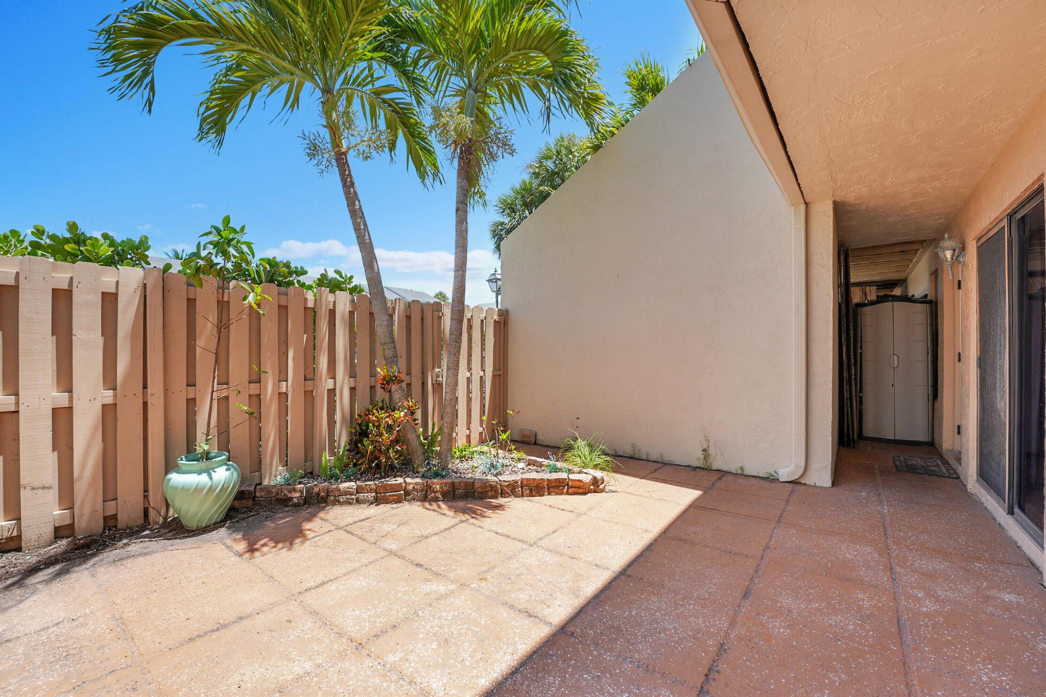 West Palm Beach, Florida 33401, United States, 2 Bedrooms Bedrooms, ,2 BathroomsBathrooms,Residential,Active,209682