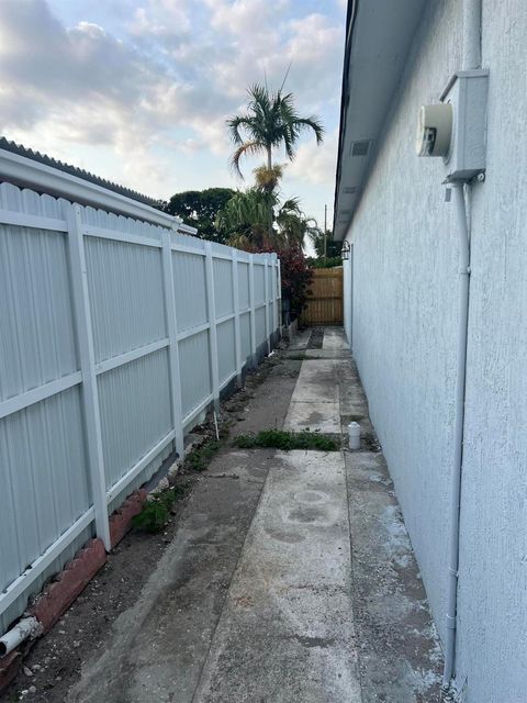 Single Family Residence in West Palm Beach FL 1000 Dogwood Road Rd 18.jpg