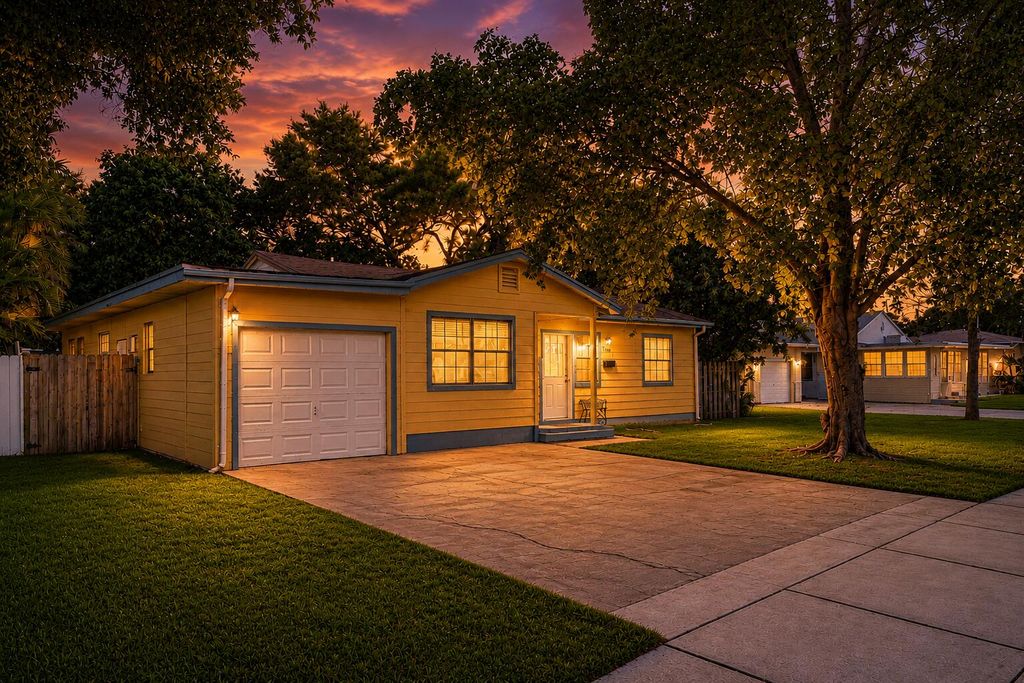 Photo of 713 NE 35th Street, Oakland Park, FL 33334 (MLS # B26034426)