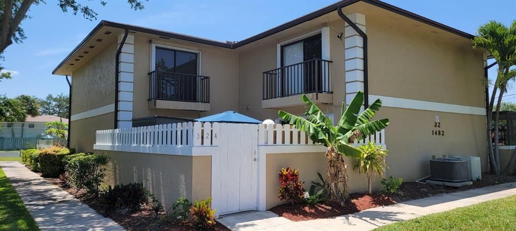 Photo of 1482 N Lawnwood Circle Cir #32a, Fort Pierce, FL 34950 (MLS # R10809366)