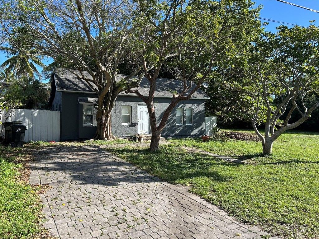 Photo of 823 NE 14th Place, Fort Lauderdale, FL 33304 (MLS # F10540145)