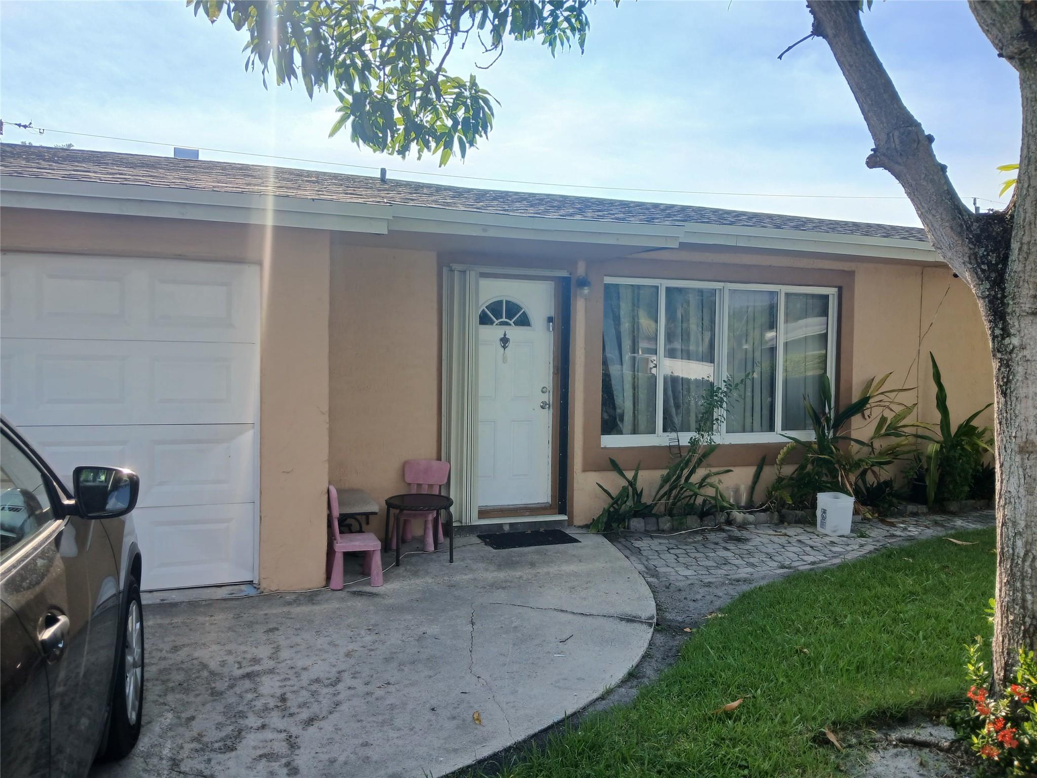 Beautiful pool home , 3/2 , 1 car garage in the heart of Deerfield Beach, 10 minutes form the beach.
Recently updated, close to all. Priced to sell quickly