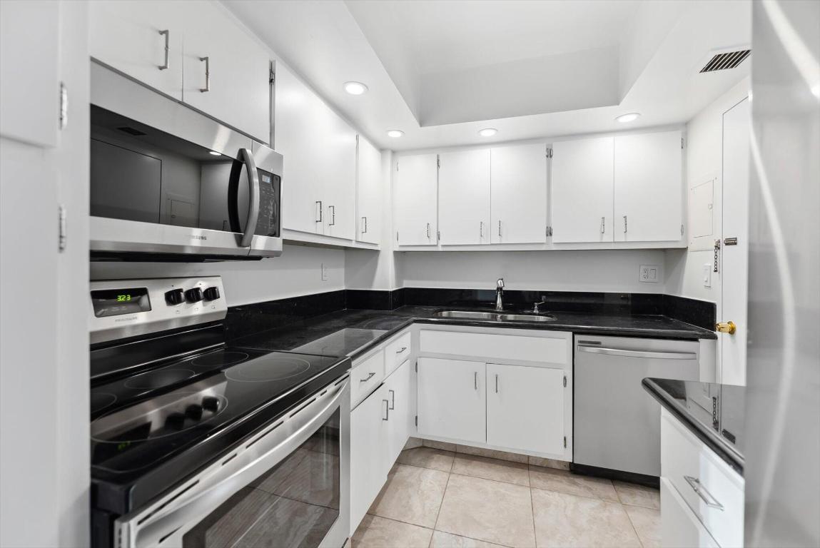 PORTOFINO CONDO PT OF LTS 15 AND 16,JARVIS PAR - Residential