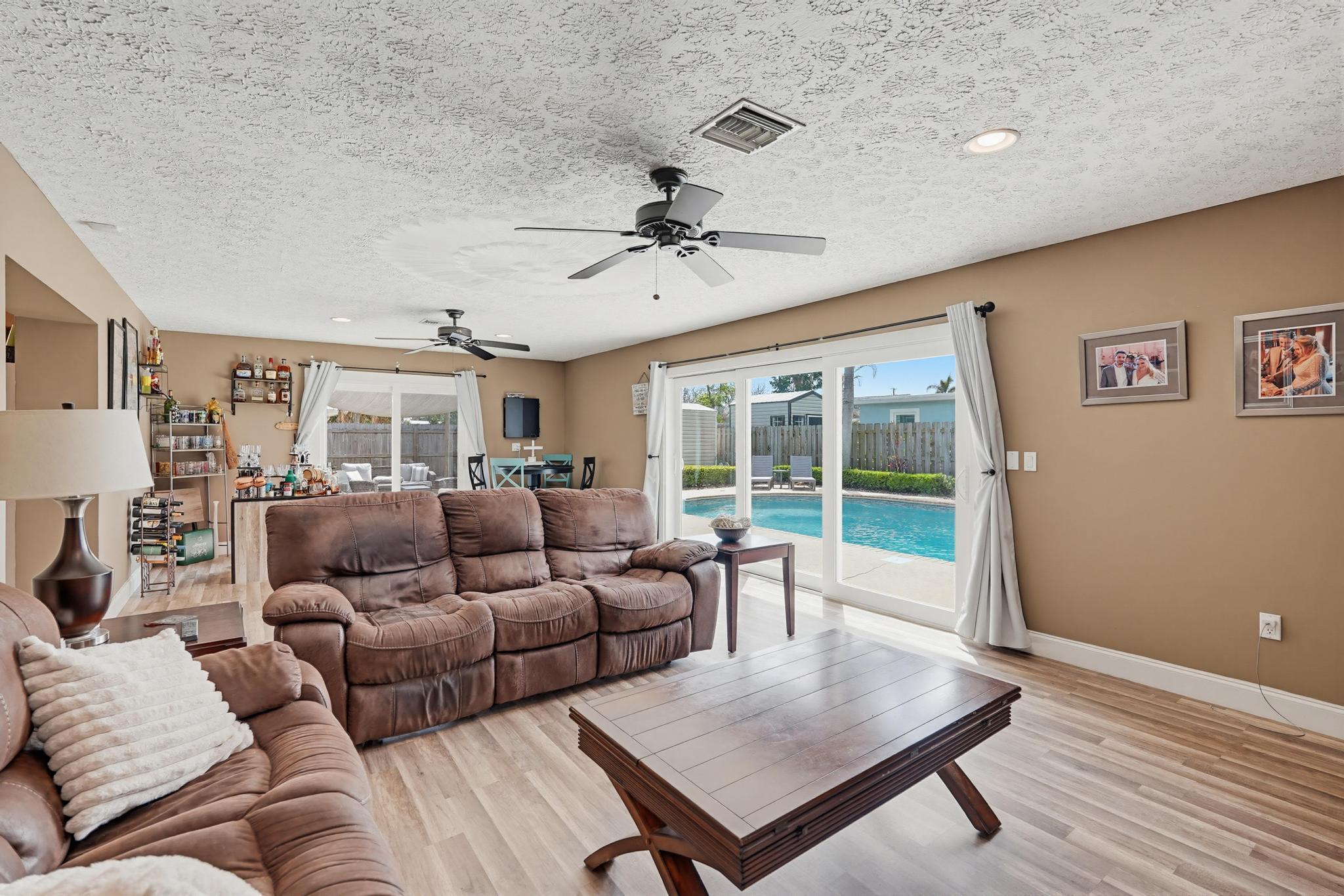 CORAL GARDENS - Residential