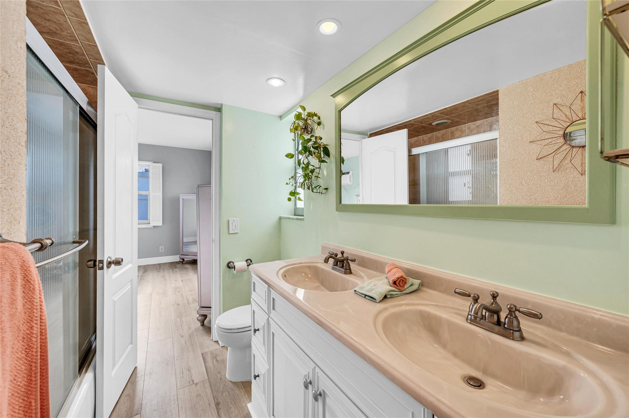 LEISURE SANDS CONDO - Residential