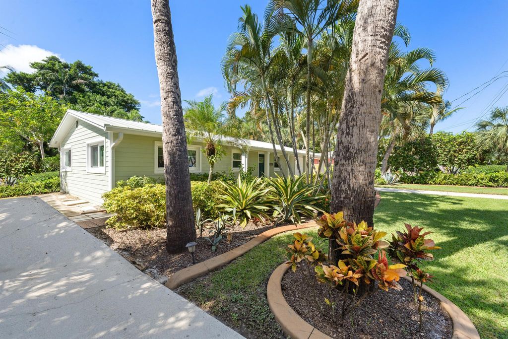 Photo of 282 SE Edgewood Drive, Stuart, FL 34996 (MLS # R11129693)