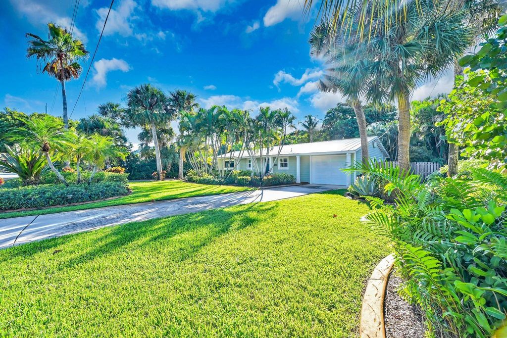 Photo of 282 SE Edgewood Drive, Stuart, FL 34996 (MLS # R11129693)