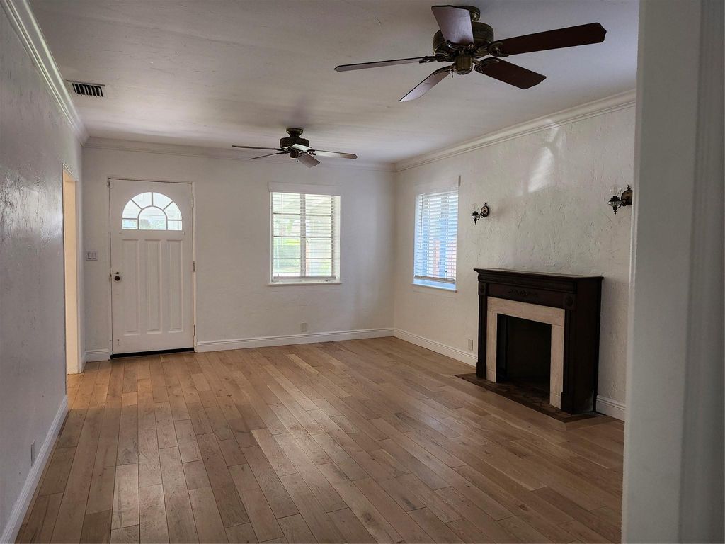 Photo of 319 SE 11th Avenue #front hse, Fort Lauderdale, FL 33301 (MLS # F10453416)