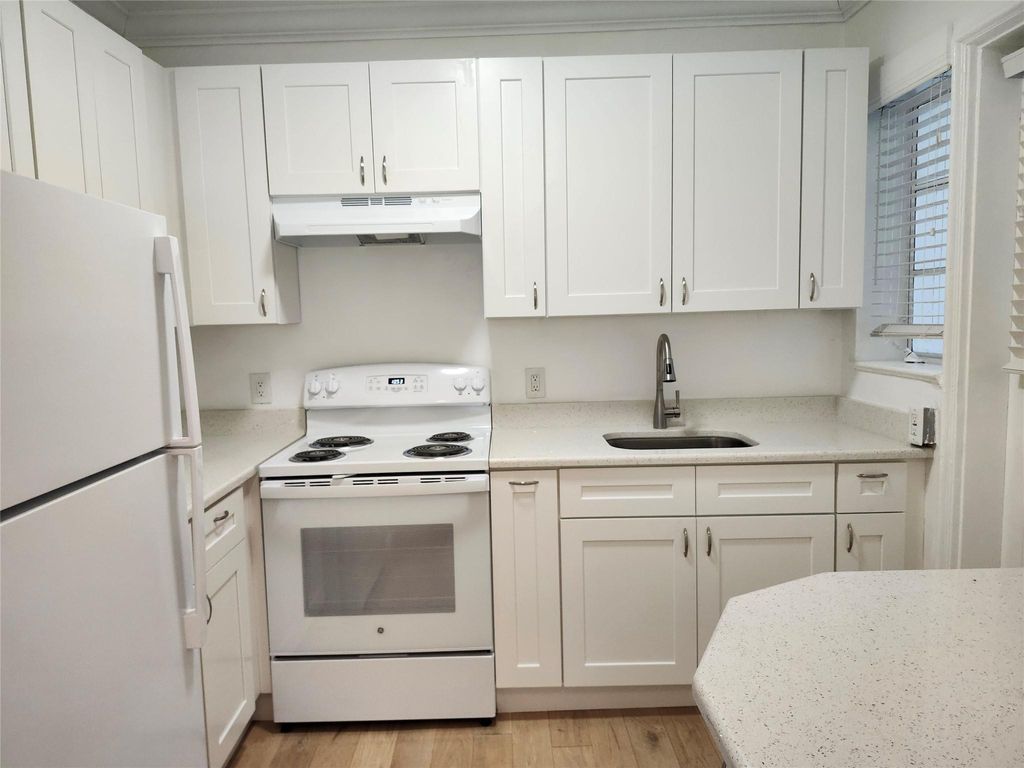 Photo of 319 SE 11th Avenue #front hse, Fort Lauderdale, FL 33301 (MLS # F10453416)