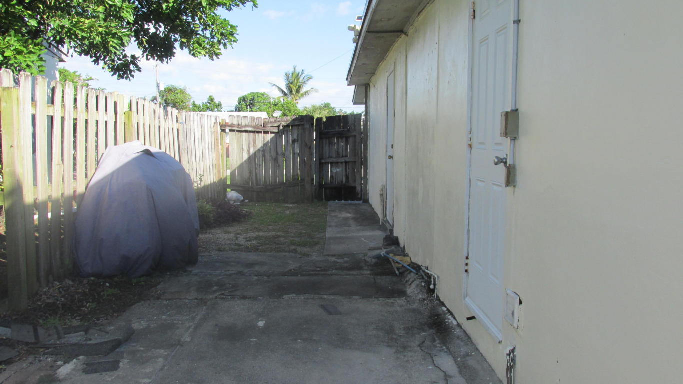 ENGLEWOOD MANOR - Residential Lease