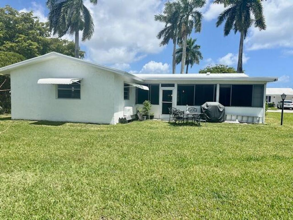 Photo of 811 SW 18th Court, Boynton Beach, FL 33426 (MLS # B26013442)