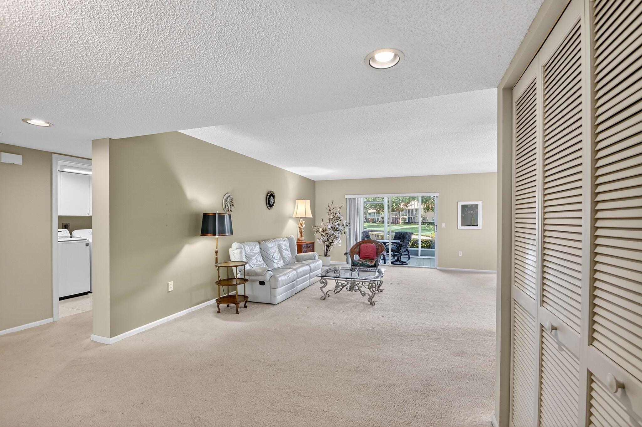 9685 Shadybrook Drive 102, Boynton Beach, FL, 33437/$299,999 3 9685 Shadybrook Drive 102