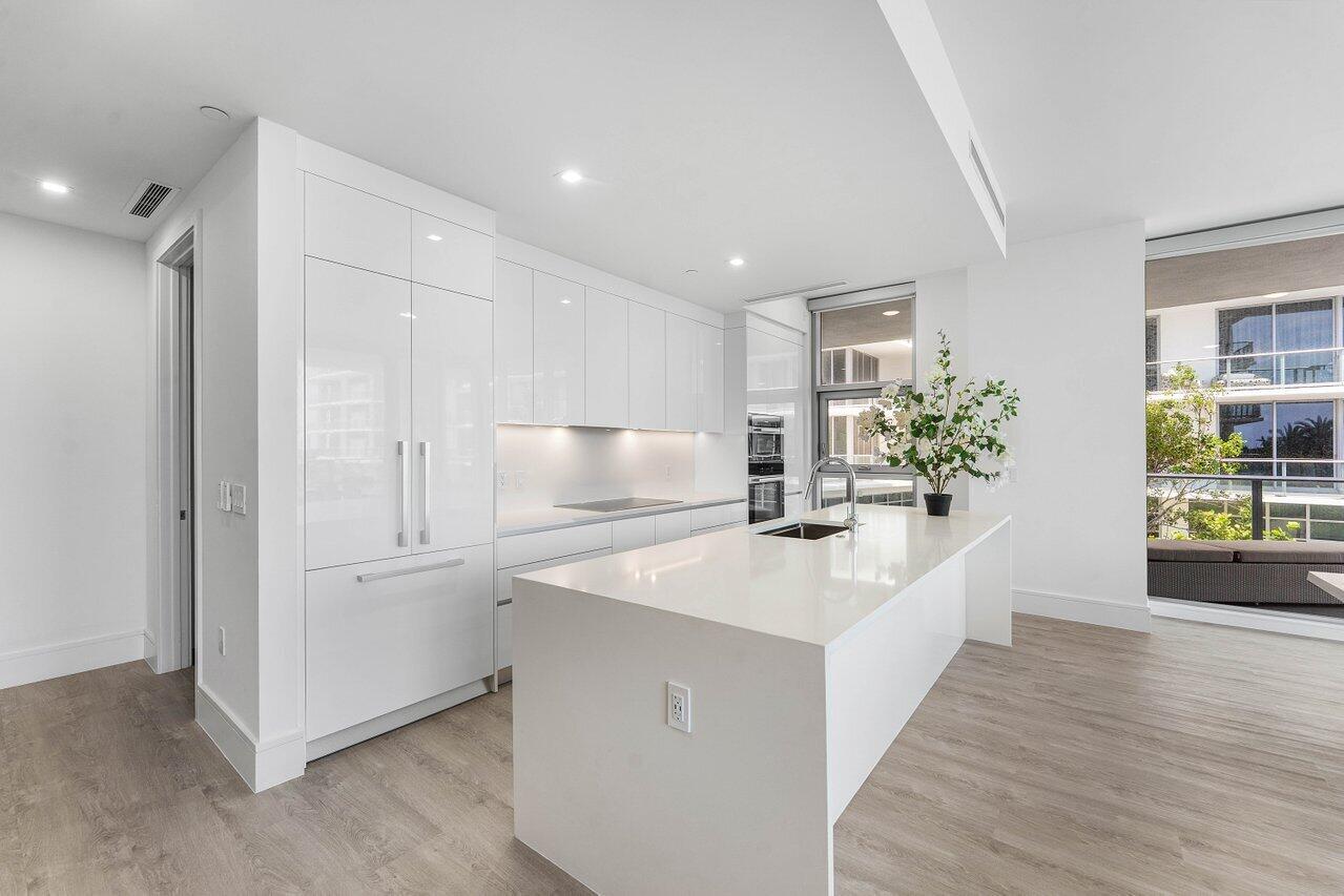 220 LAKE SHORE Drive 702