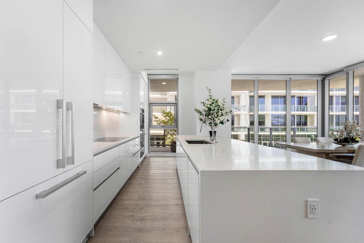 220 LAKE SHORE Drive 702