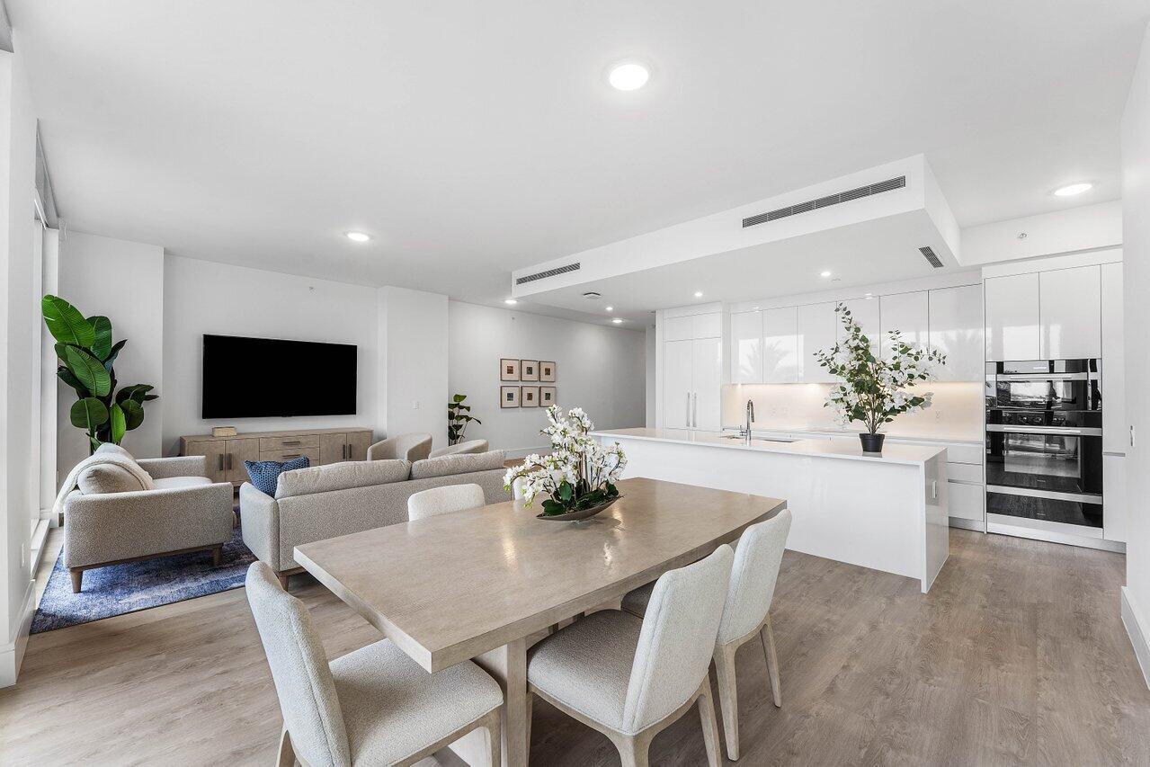 220 LAKE SHORE Drive 702