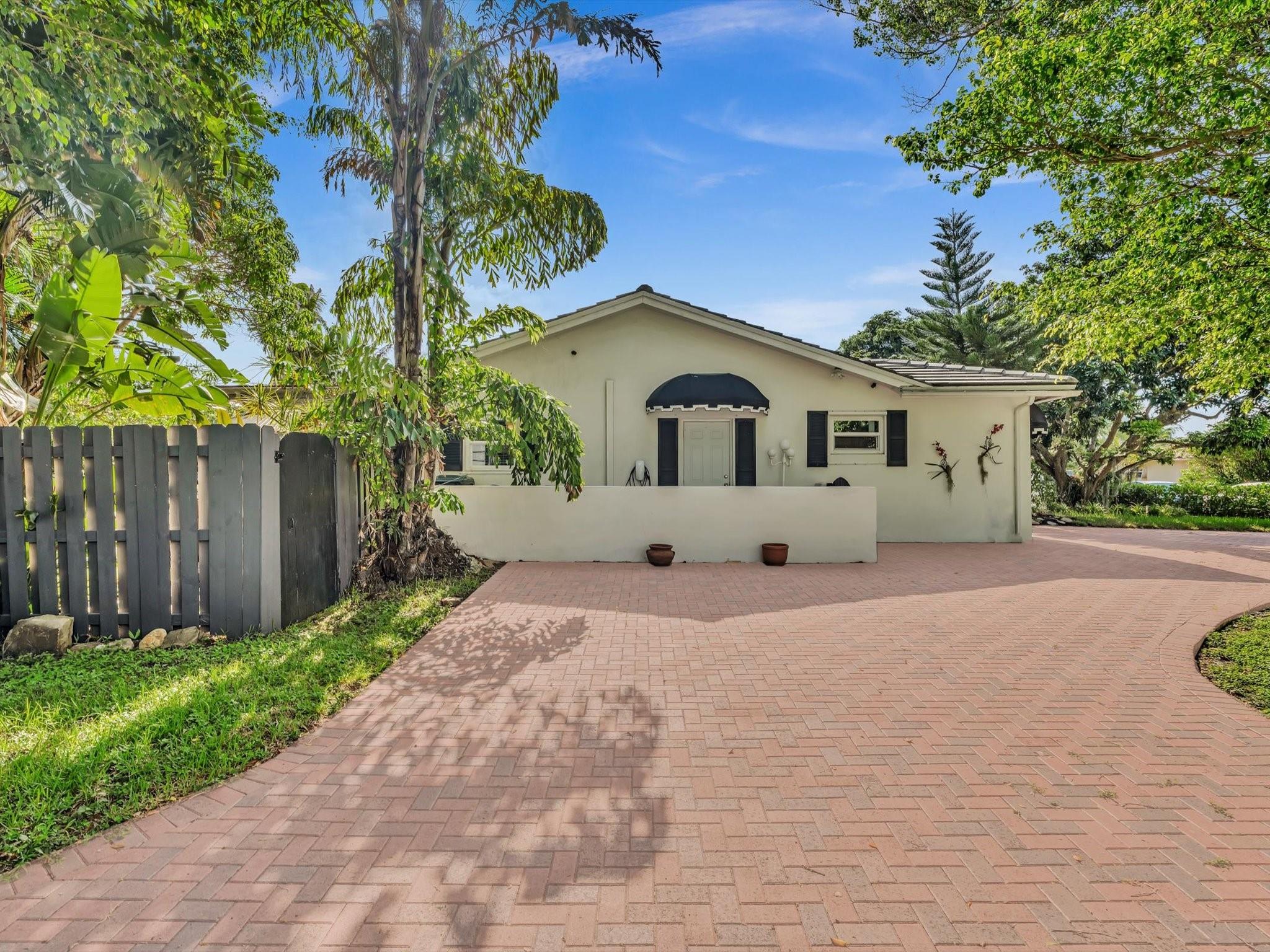 899 NW 6th Dr