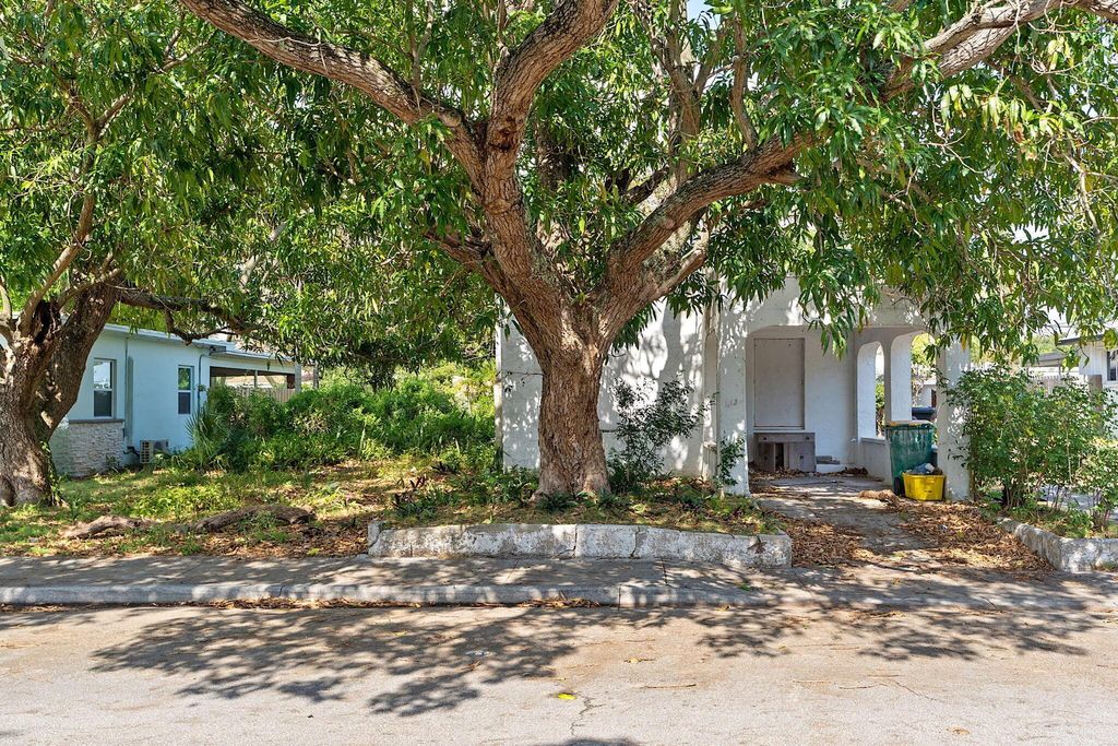 Photo of 613 N D Street, Lake Worth Beach, FL 33460 (MLS # R10989537)
