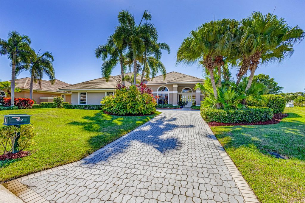 Photo of 102 Sandbourne Lane, Palm Beach Gardens, FL 33418 (MLS # R10930077)