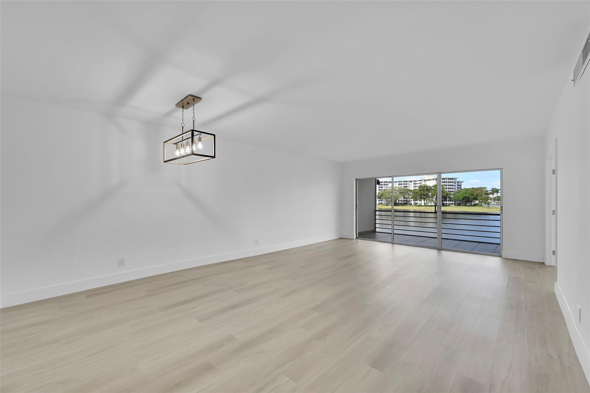 2801 N Palm Aire Dr 201