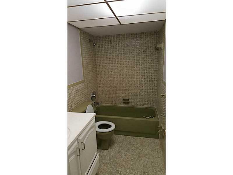 LAKESIDE MANOR SOUTH COND - Residential Lease