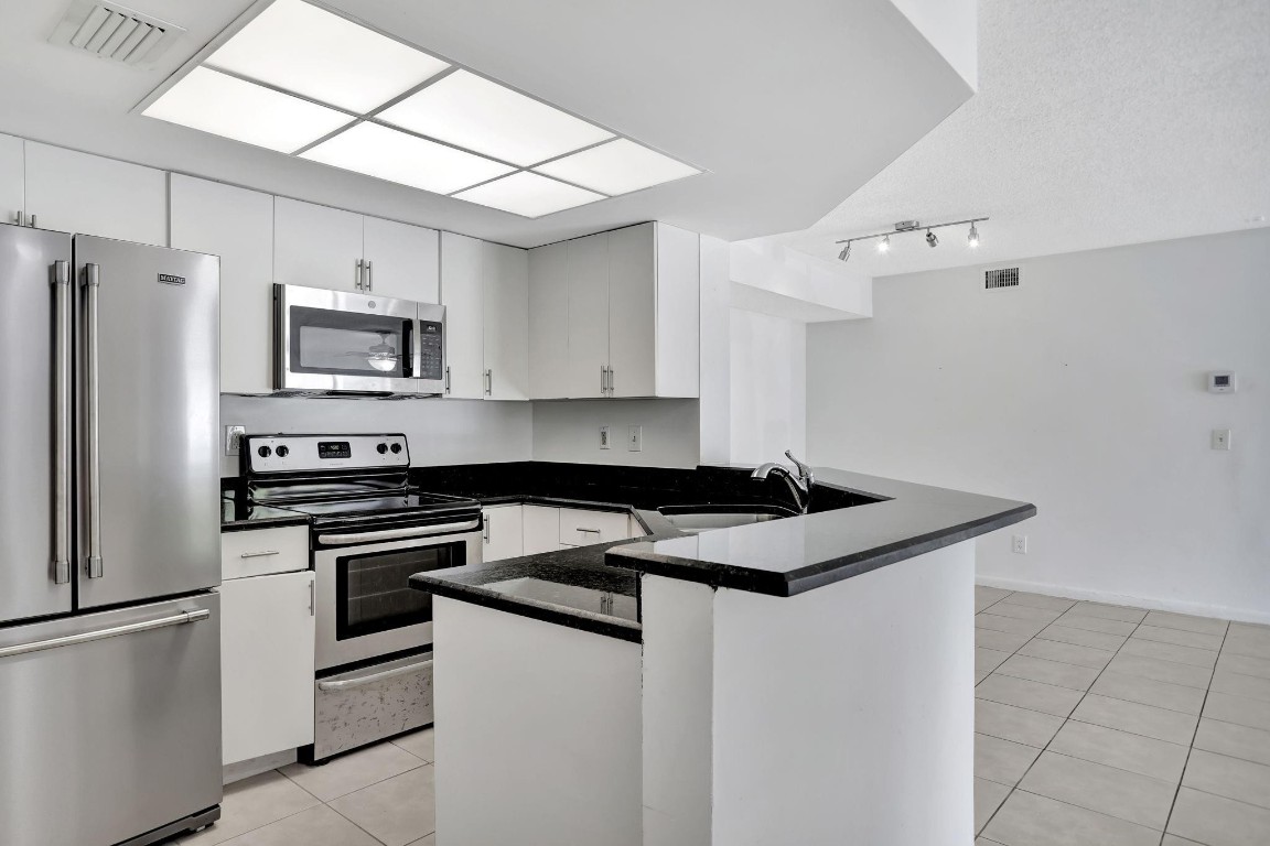 VISCONTI CONDOMINIUN - Residential Lease