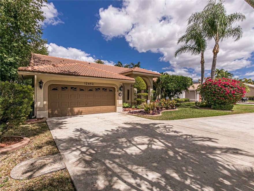 Welcome to this beautiful home in the "Isles of West Glen" being offered by original owner. Well maintained. Spotless move-in condition. Open floorplan. Large kitchen with breakfast room. Wood cabinets with tile backsplash, stainless steel appliances and etched glass window over large sink. Large master bedroom. Master bathroom has double sinks and cabana bath. Renovated bathrooms. Huge family room. Engineered wood floors. Plantation shutters and custom window treatments. Knockdown walls. Cul de sac location. Open pool with spa. Screened patio. Oversized fenced yard overlooking canal. Lot is 13,859 square feet. Long driveway with room for 12 cars. Excellent school district. Close to major highways, shopping, restaurants, and neighborhood parks. Low hoa fees. Furniture available for sale.