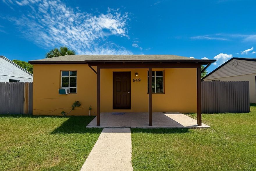 2 bedroom, 1 bathroom apartment is located in sunny South Florida and is the perfect place to call home. With a spacious living area and bedroom, this apartment provides plenty of space for all your needs. The bathroom is well-maintained. Enjoy the convenience of street parking right outside your door, eliminating the need for a designated parking spot. The absence of an HOA means no additional fees or restrictions, allowing you to enjoy your space without any added stress. Located in the heart of South Florida, this apartment offers easy access to a variety of shopping, dining, and entertainment options.