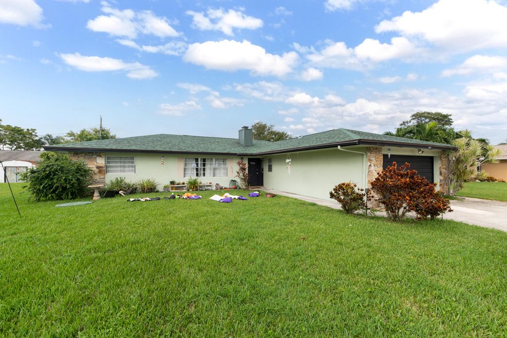 Photo of 424 SE Skipper Lane, Port Saint Lucie, FL 34983 (MLS # R10853938)