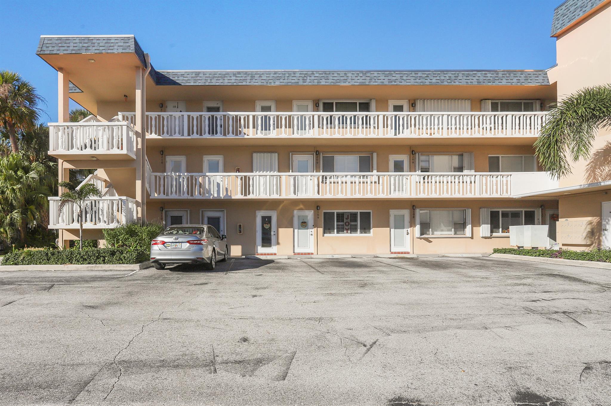 LAKE COLONY APTS THREE IN - Residential