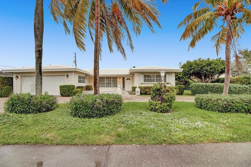 Beautiful house in a corner lot, excellent location, 3 bedrooms, 2 and a half bathroom plus office. Very luminous, new stainless steal appliances.