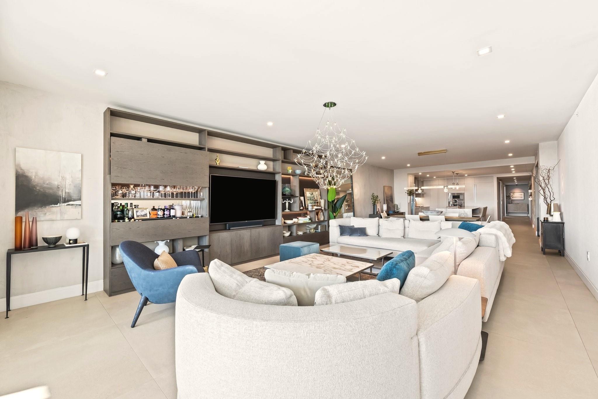 435 Bayshore Dr 702