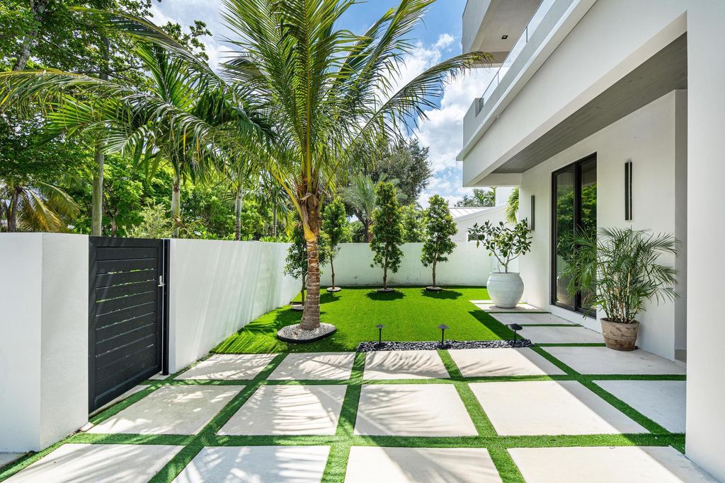 Photo of 719 N Victoria Park Road, Fort Lauderdale, FL 33304 (MLS # B26005470)