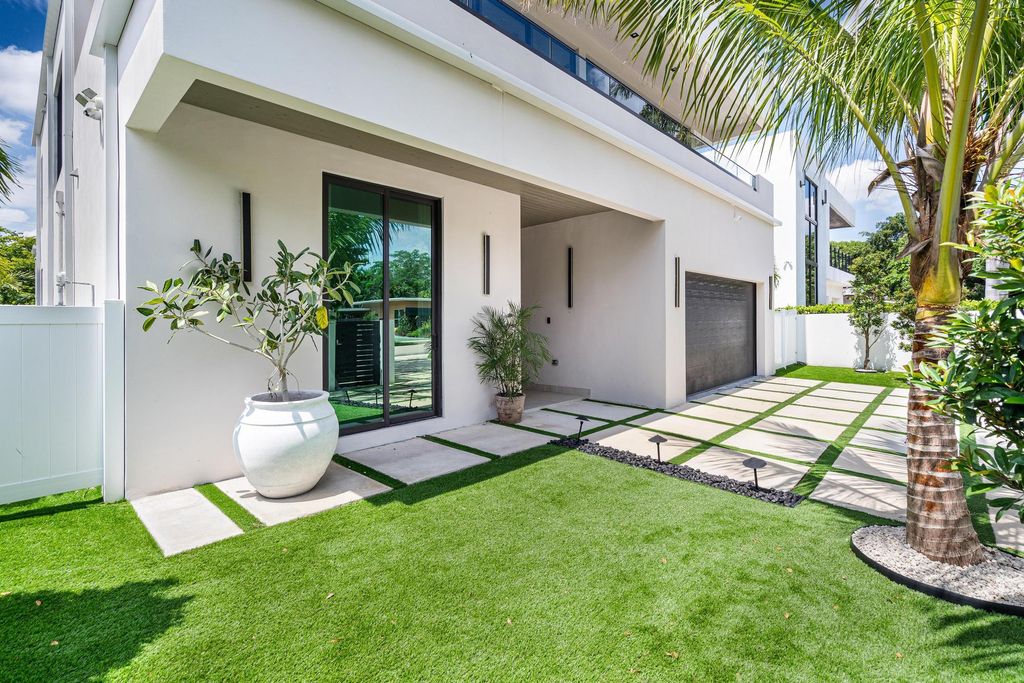 Photo of 719 N Victoria Park Road, Fort Lauderdale, FL 33304 (MLS # B26005470)