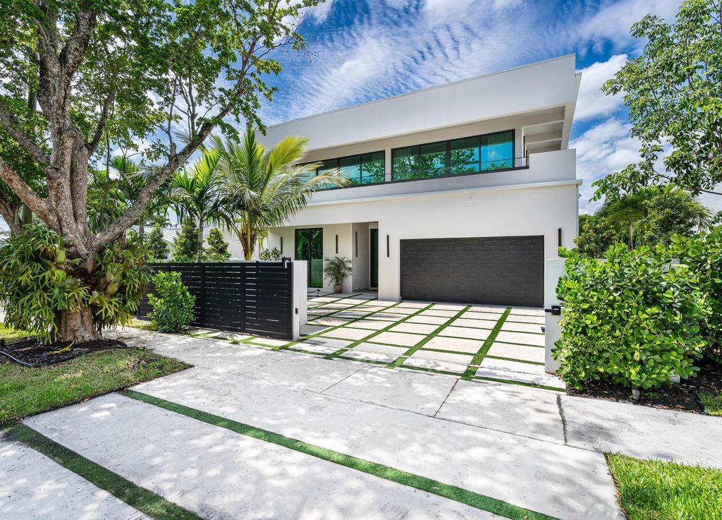 Photo of 719 N Victoria Park Road, Fort Lauderdale, FL 33304 (MLS # B26005470)