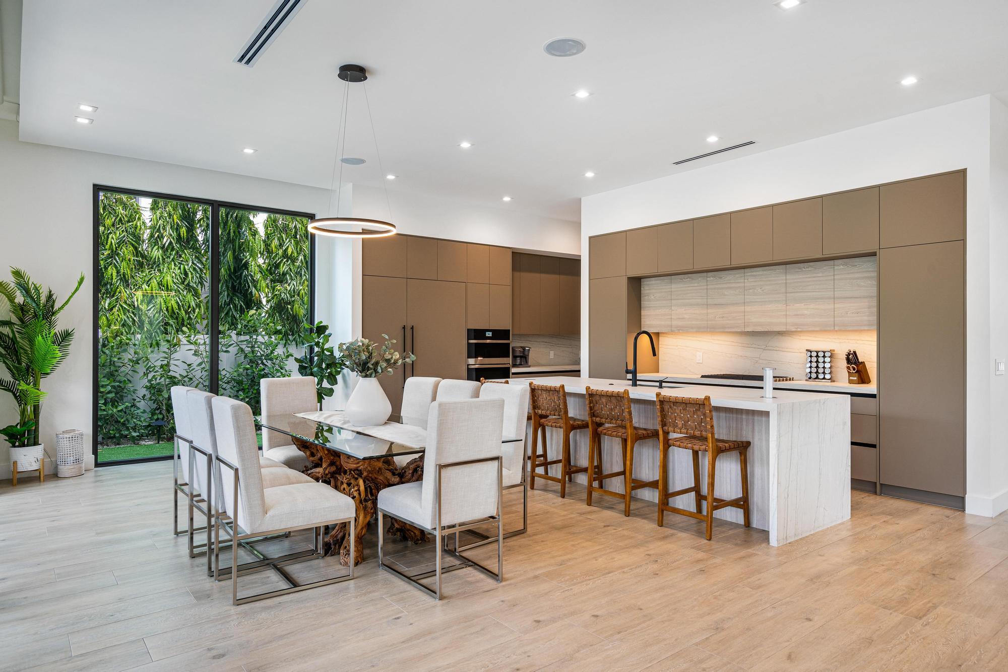 719 N Victoria Park Road