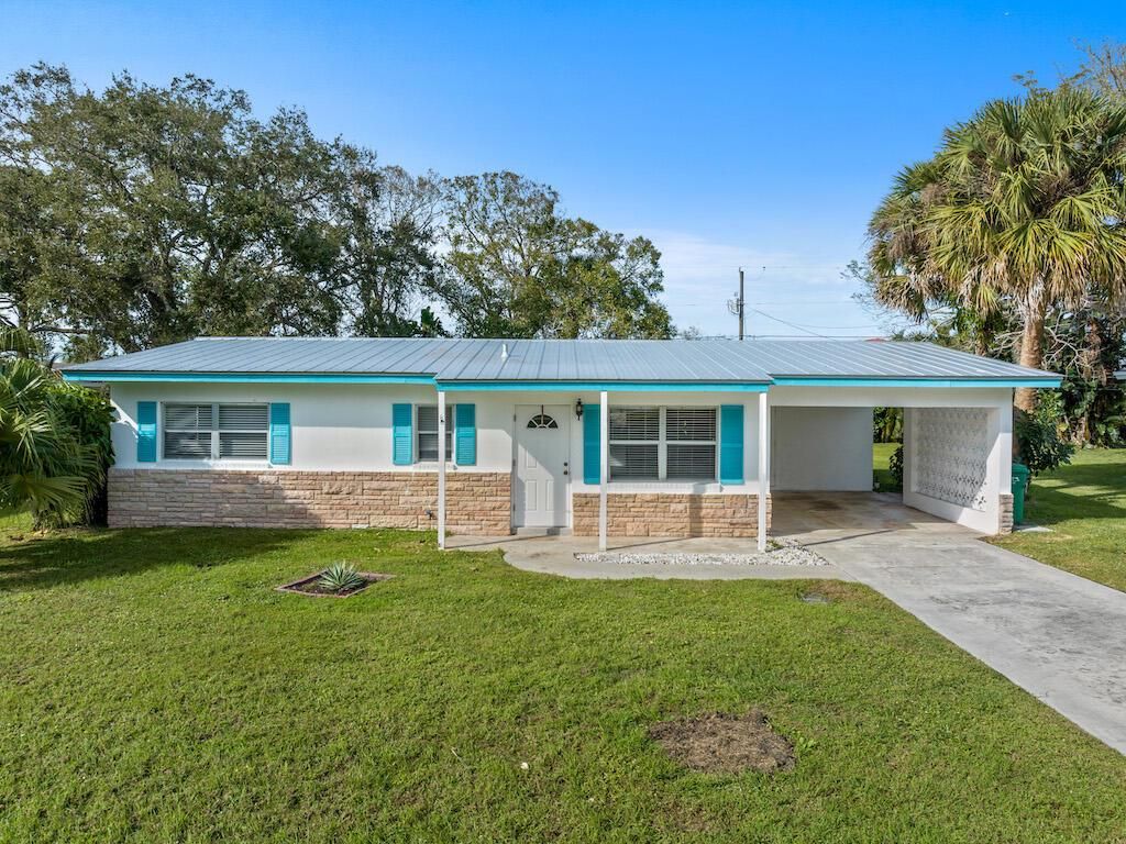 Photo of 775 Lomas Street, Fort Pierce, FL 34950 (MLS # R10946788)