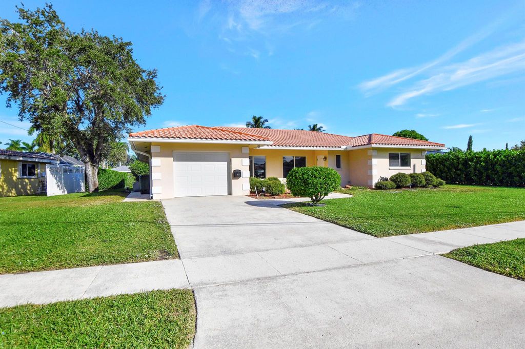 Photo of 823 SW 2nd Street, Boca Raton, FL 33486 (MLS # R10932735)